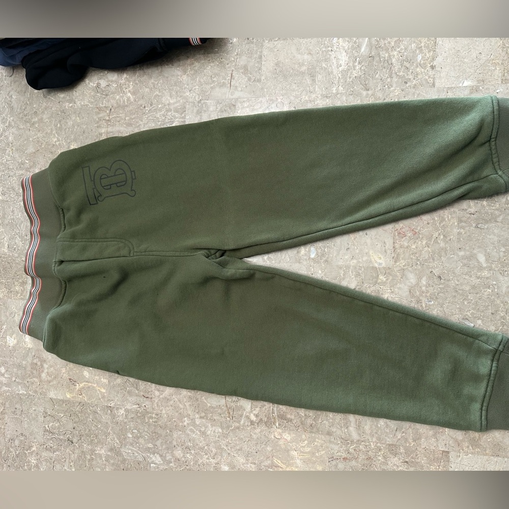 Used pants Burberry color green for boys size 8